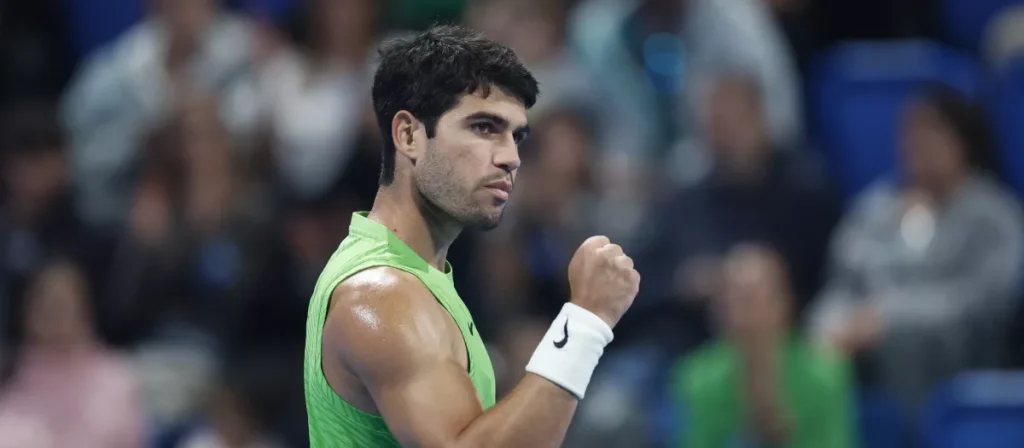 Alcaraz alcanza las 150 victorias en pista dura y sigue firme en Doha